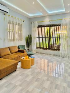 瓦加杜古Manuela's House的客厅里有一张沙发和一张桌子。