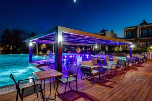 A piscina localizada em Celeste Bella Luxury Hotel & Spa ou nos arredores