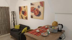 una sala de estar con una mesa y un sofá en Casetta Anna Maria, en Fasano 12 fotos más