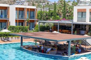 A piscina localizada em Celeste Bella Luxury Hotel & Spa ou nos arredores