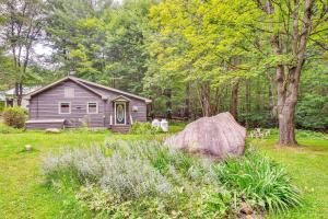 Garður fyrir utan 1 Mi to Brantingham Lake New York Getaway!