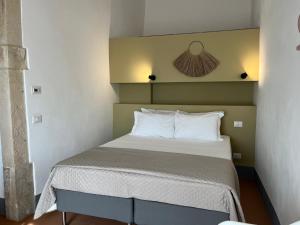 A bed or beds in a room at Dimora di Dante