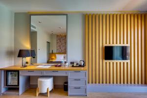 Uma TV ou centro de entretenimento em Celeste Bella Luxury Hotel & Spa