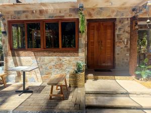 Patio nebo venkovní prostory v ubytování Rustic Stone House with Beach Access