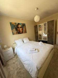 Un dormitorio con una gran cama blanca con un cuadro en la pared. en Elegant Apartment Terrace Port of Nice, en Niza