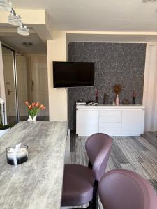 sala de estar con mesa y 2 sillas moradas en Elegant Apartment Terrace Port of Nice, en Niza 1 foto más