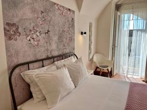 A bed or beds in a room at Dimora di Dante