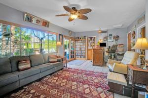 Гостиная зона в Coyote Inn - 21 and Over