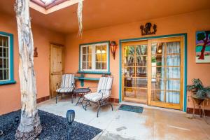 Патио или другая зона на открытом воздухе в Coyote Inn - 21 and Over