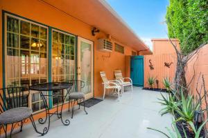 Патио или другая зона на открытом воздухе в Coyote Inn - 21 and Over