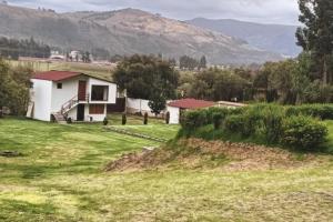 OrcotunaにあるRecreation center and houseの山を背景にした畑家