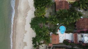 an overhead view of the beach and the ocean at Pousada Marauá - Na beira do mar de Cumuru in Cumuruxatiba