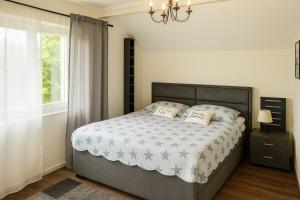 Postel nebo postele na pokoji v ubytování SpiezStationLoft