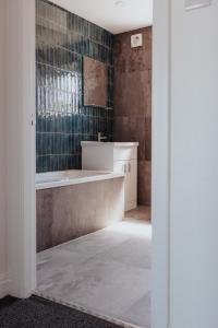 un bagno con vasca e lavandino di Waterfront 2 Bed Apartment - Free Parking & Wi-Fi a Preston Altre 45 foto