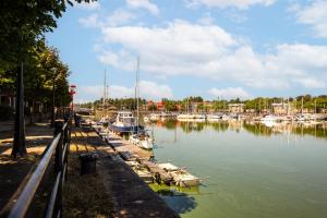 un gruppo di barche è attraccato in un porto di Waterfront 2 Bed Apartment - Free Parking & Wi-Fi a Preston