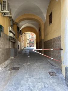 un callejón vacío con un arco en un edificio en Almolo18, en Catania
