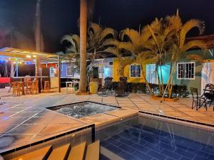 a pool at night with chairs and a bar at Estancia Colibrí in Ricaurte