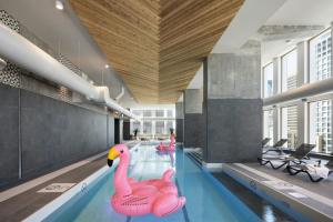 Bazén v ubytování Moxy Montreal Downtown nebo v jeho okolí