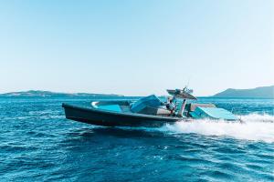 un bateau au milieu de l'eau dans l'établissement Santorini Private Tour - Sunny Zeus, à Santorini