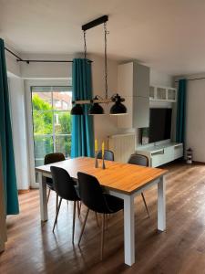 a dining room table and chairs in a living room at ruhig gelegenes Ferienhaus mit Kamin in Dornum