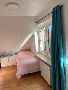 a bedroom with a bed and a window at ruhig gelegenes Ferienhaus mit Kamin in Dornum