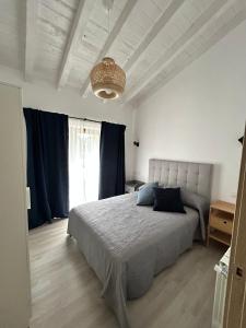 een slaapkamer met een bed en een groot raam bij Apartamentos El Calleral in Villahormes