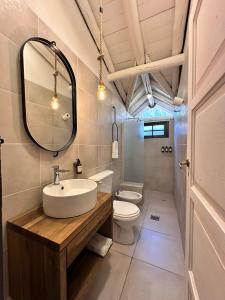 Ένα μπάνιο στο Cabañas Rio Soñado