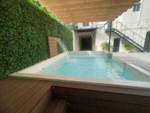 a hot tub with a fountain in a garden at Solmi Rooms in Calero
