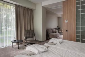 Postel nebo postele na pokoji v ubytování LAJOS Hotel