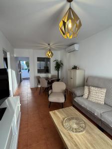 コンペタにあるCasa Serenaのソファとテーブルのあるリビングルーム