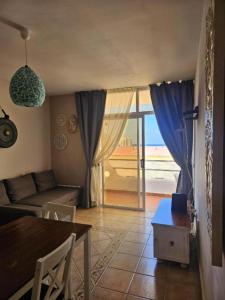 a living room with a couch and a table at Apartamento vista al mar y Piscina en Playa Paraiso in Playa Paraiso