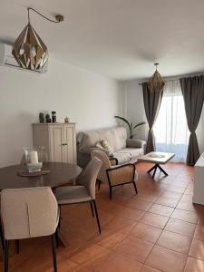 コンペタにあるCasa Serenaのテーブルとソファのあるリビングルーム +16枚の写真