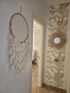 a hallway with a wall with a chandelier and a mirror at Apartamento vista al mar y Piscina en Playa Paraiso in Playa Paraiso