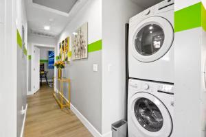 Φωτογραφία από το άλμπουμ του C- Vibrant and Glam NoHo Pad near U-Studios and H-Sign σε Βόρειο Χόλιγουντ +27 φωτογραφίες