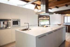 eine Küche mit weißen Schränken und einer Spüle in der Unterkunft Can Calyssa Luxury Villa Near City Center in Ibiza-Stadt