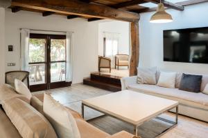 ein Wohnzimmer mit Sofa und Tisch in der Unterkunft Can Calyssa Luxury Villa Near City Center in Ibiza-Stadt