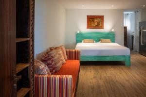 ein Schlafzimmer mit einem Bett und einem Sofa vor einem Bett in der Unterkunft Can Calyssa Luxury Villa Near City Center in Ibiza-Stadt + 34 Fotos