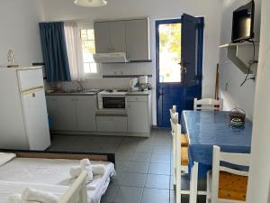 a kitchen with a blue table and a blue and white kitchen at Marina 1 in Agios Ioannis