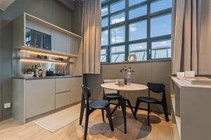 Unity Hammarby Sjöstad - A Studio Hotel的厨房或小厨房