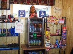 uma loja com um refrigerador de bebida em uma loja em Toiyabe Motel em Walker