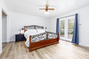 Un dormitorio con una cama y un ventilador de techo. en Enola Trail Getaway - bikes, rural, BBQ ,King bed, patio, en Pequea 18 fotos más