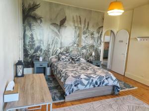 Giường trong phòng chung tại large 5-bedroom 2 floor apartment 200 m2