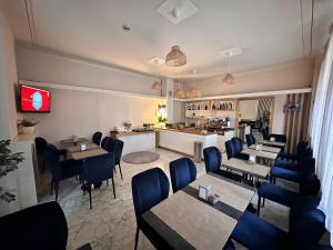 TV a/nebo společenská místnost v ubytování Hotel La Pace + 37 fotografií