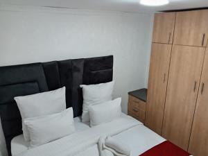 Postel nebo postele na pokoji v ubytování Gold Crown One Bedroom Self-Catering Apartment With Balcony, NetFlix & YouTube