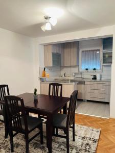Η κουζίνα ή μικρή κουζίνα στο Apartment Park +3 φωτογραφίες
