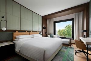 Postel nebo postele na pokoji v ubytování Milan Marriott Hotel