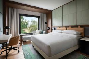 Postel nebo postele na pokoji v ubytování Milan Marriott Hotel