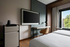 Telewizja i/lub zestaw kina domowego w obiekcie Milan Marriott Hotel