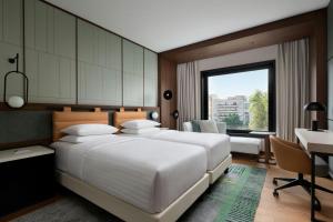 Łóżko lub łóżka w pokoju w obiekcie Milan Marriott Hotel