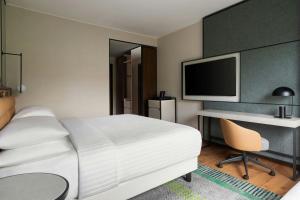 Telewizja i/lub zestaw kina domowego w obiekcie Milan Marriott Hotel